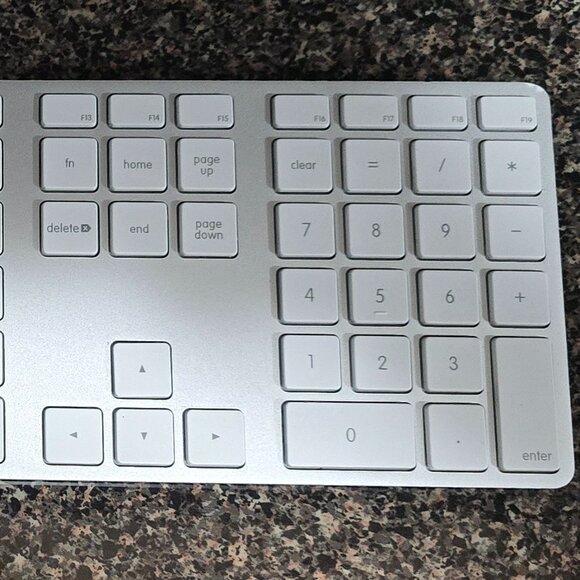 Apple USB A1243 Wired Keyboard with Numeric Keypad with 2 Additional USB Ports - Picture 2 of 6